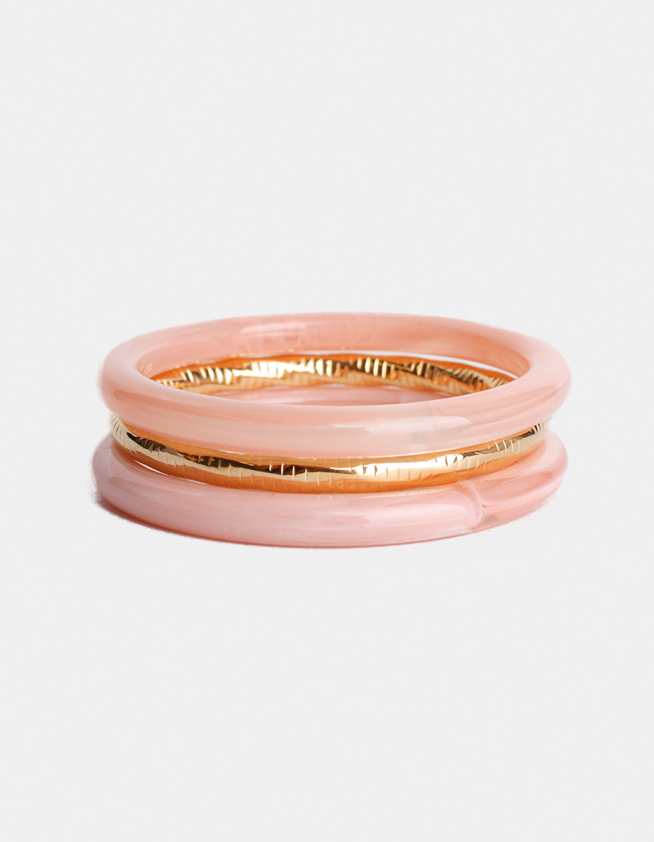 Set de brazaletes de baquelita tono rosa pastel y aro metálico labrado dorado Ultramar