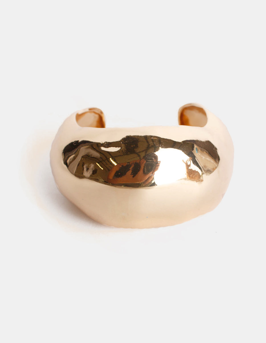 Brazalete de oro laminado martillado Golden Chic