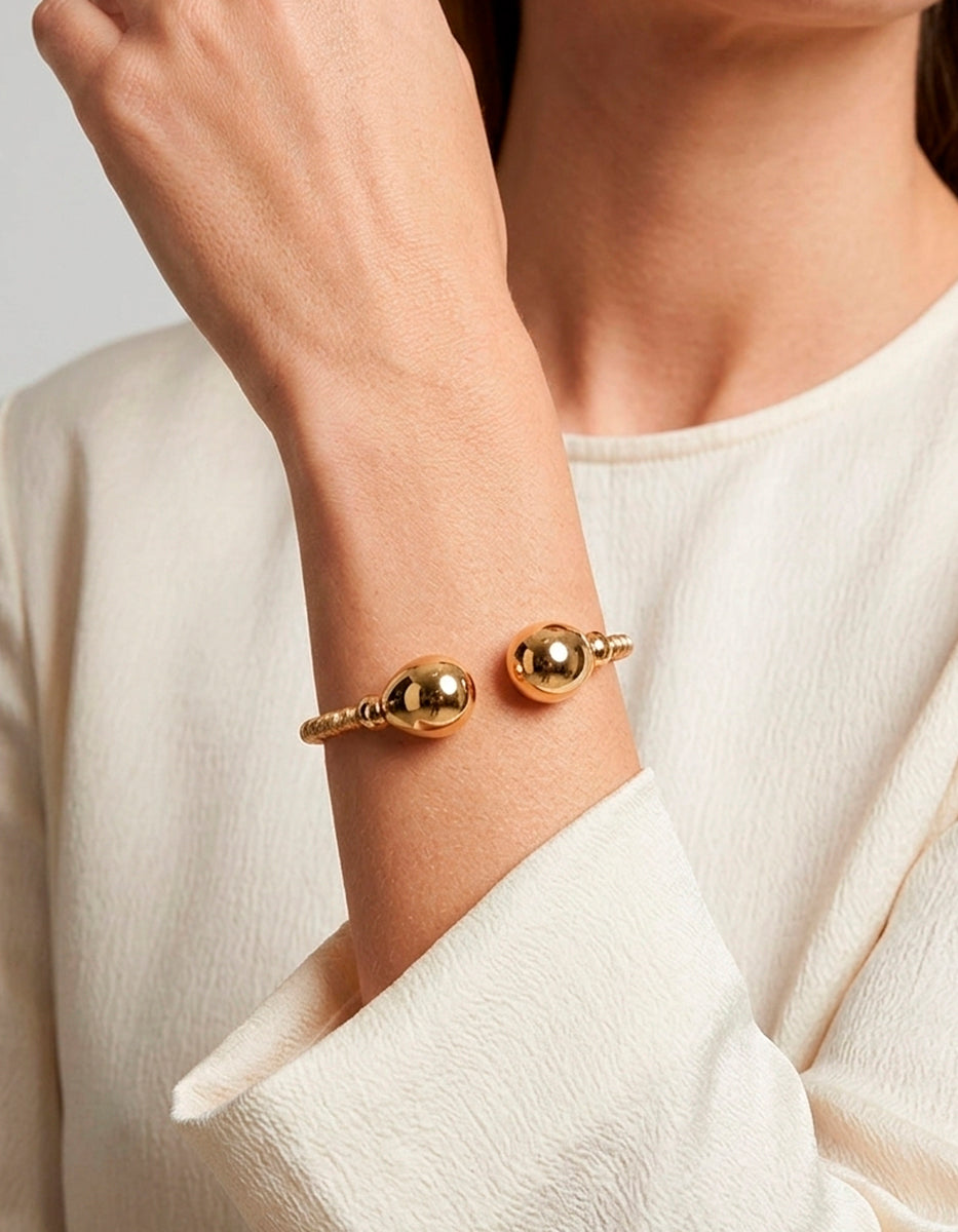 Brazalete de oro laminado con terminación en forma de gota Golden Chic
