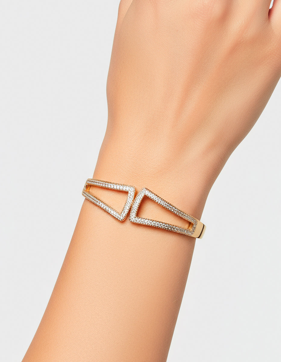 Brazalete de oro laminado con terminación calada y topacios blancos Golden Chic
