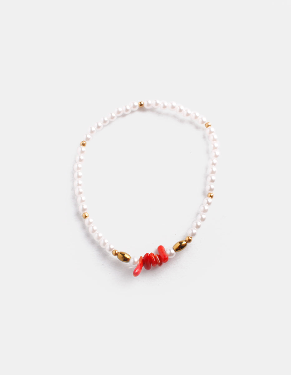 Pulsera de perlas con dijes en Gold-Filled y detalle de baquelita roja Ultramar