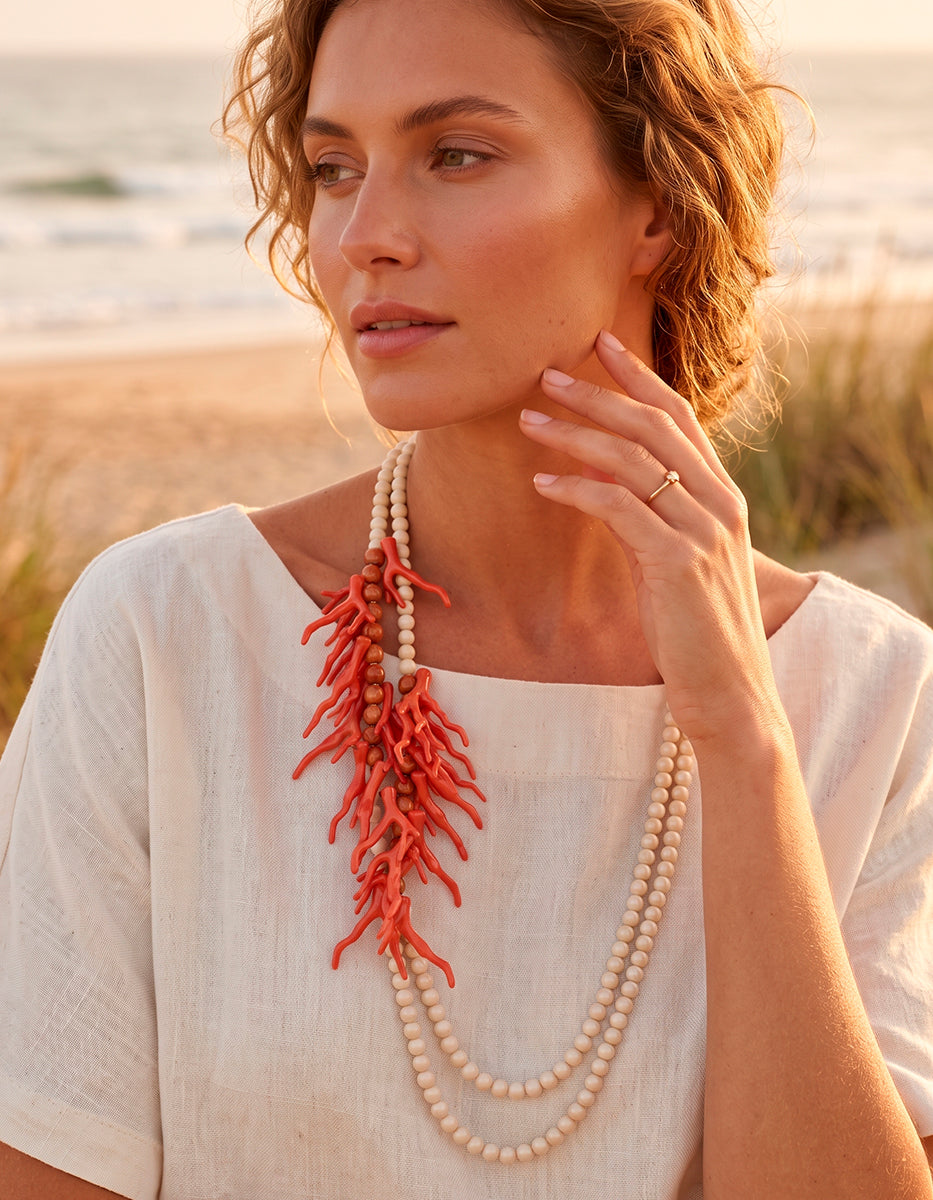 Collar largo doble de baquelita marfil y rosa quemado facetado con racimo de coral naranja Ultramar