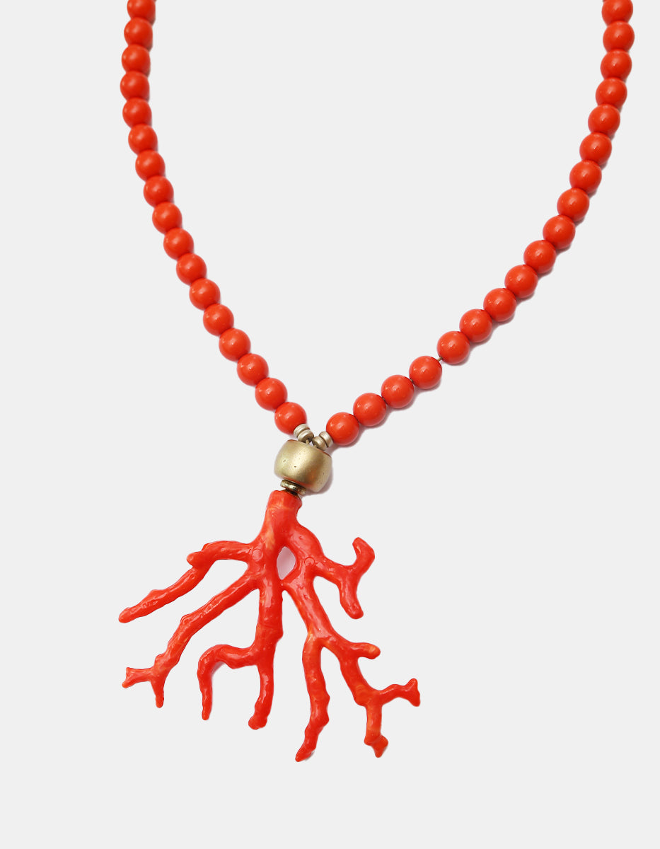 Collar de esferas de baquelita roja con gran colgante de coral escultórico y acento dorado Ultramar