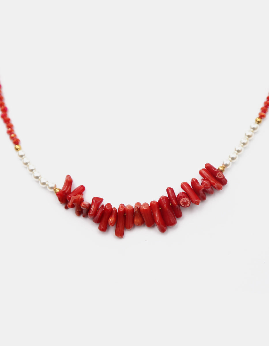 Collar estilo talismán con baquelita roja, perlas mabe y cristal austriaco Ultramar