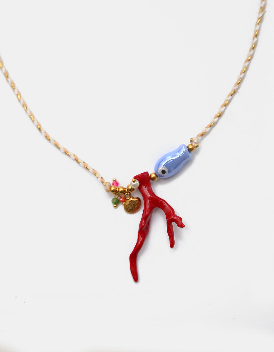 Collar de cordón trenzado con pez de cerámica azul, rama de coral en baquelita y acentos dorados Ultramar