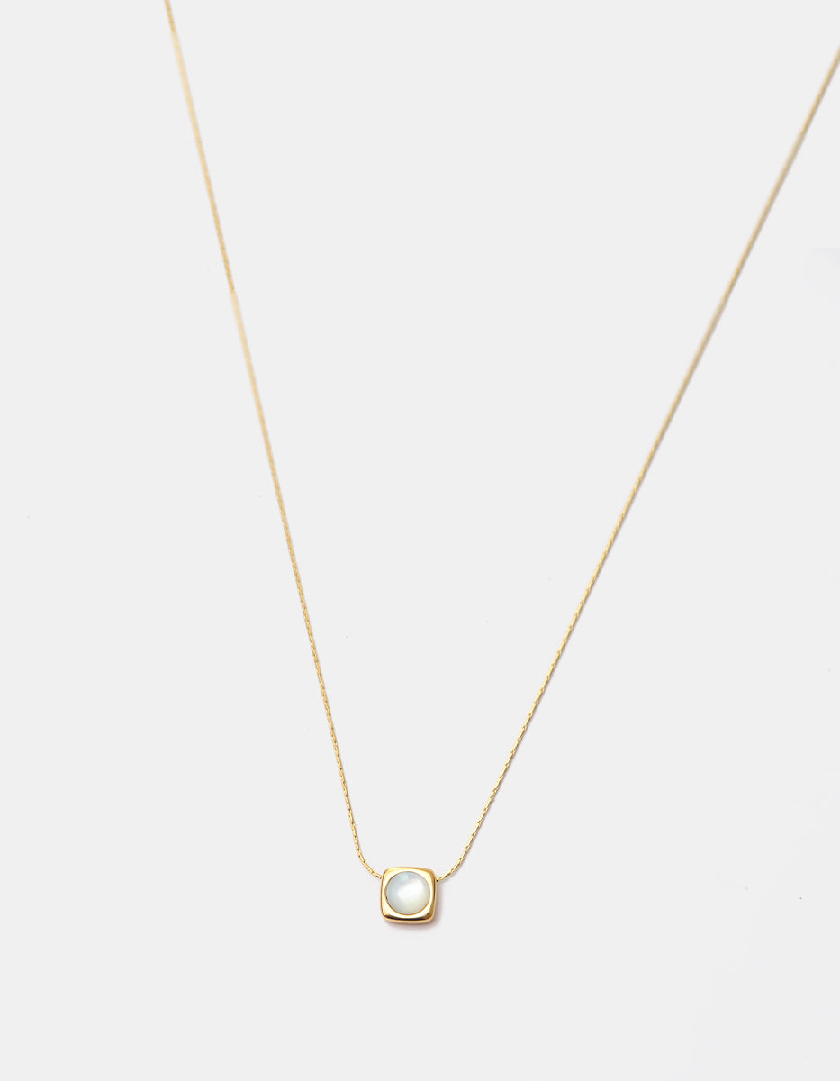 Collar de oro laminado 22k con dije de Madreperla en corte Brillante
