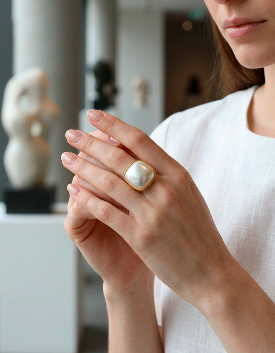 Anillo ajustable de madreperla cuadrada en oro laminado de 22kt