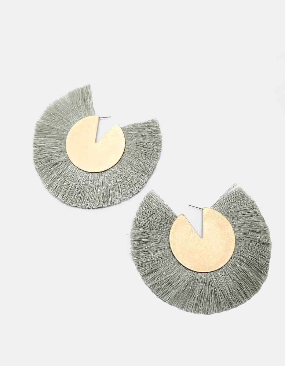 Aretes maxi en gold-filled con disco calado y abanico textil gris Ultramar