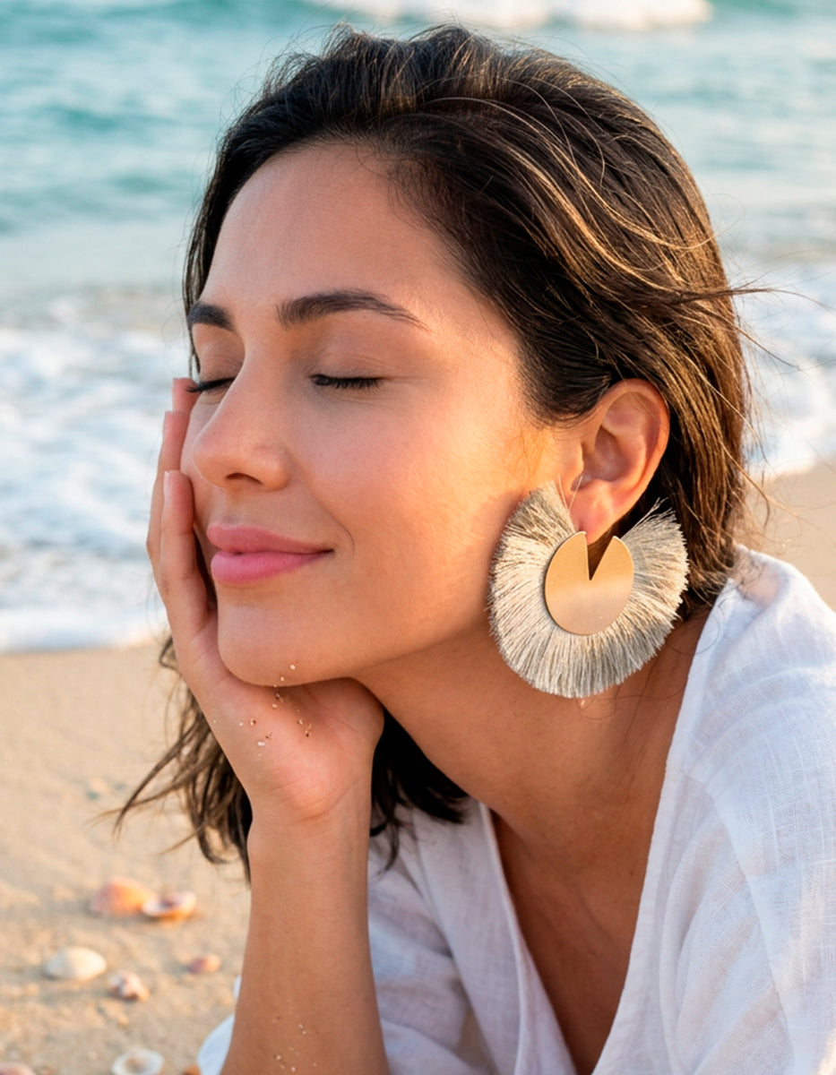 Aretes maxi en gold-filled con disco calado y abanico textil gris Ultramar
