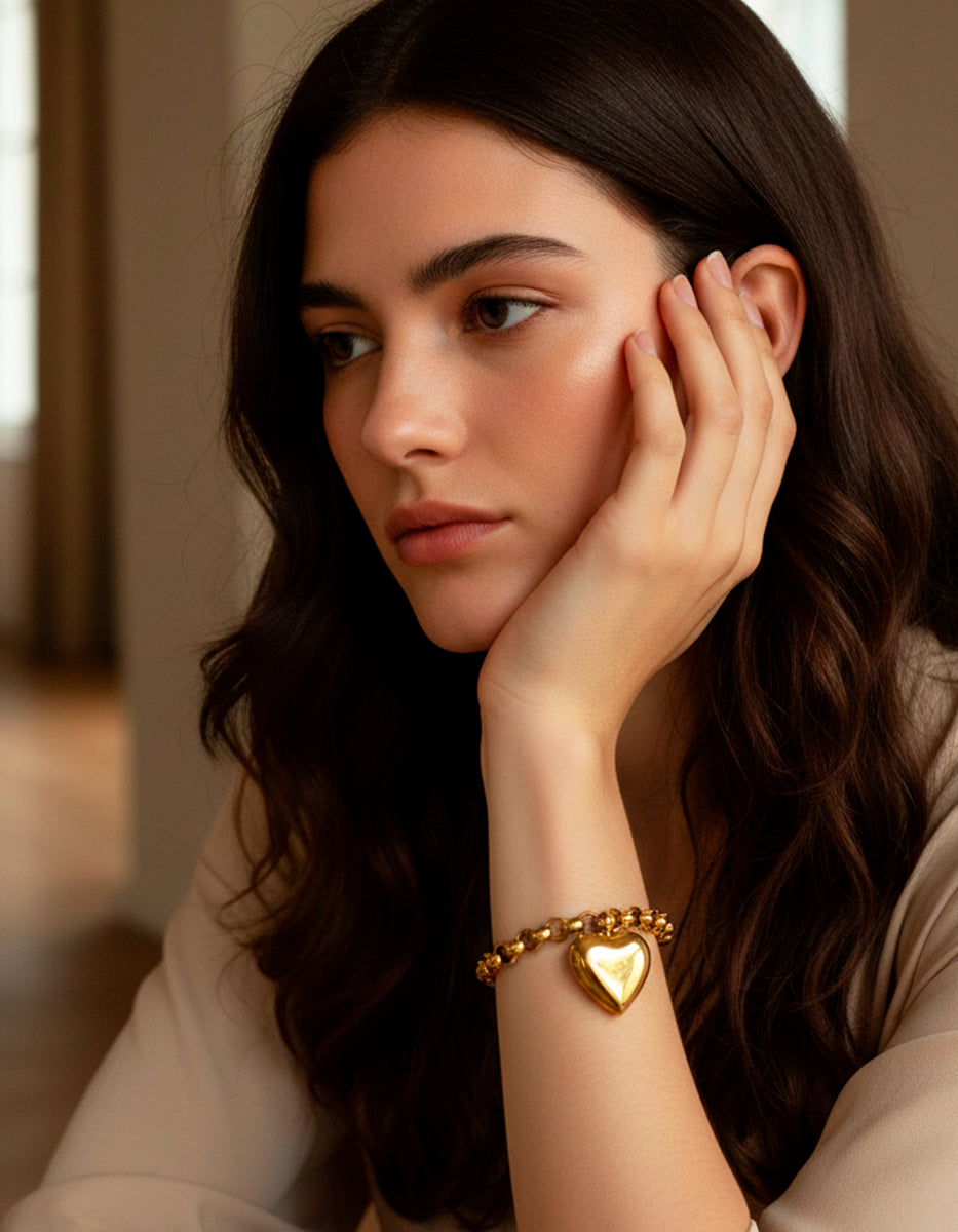 Pulsera en bronce con baño de oro 22 kt y charm de corazón pulido Love Story