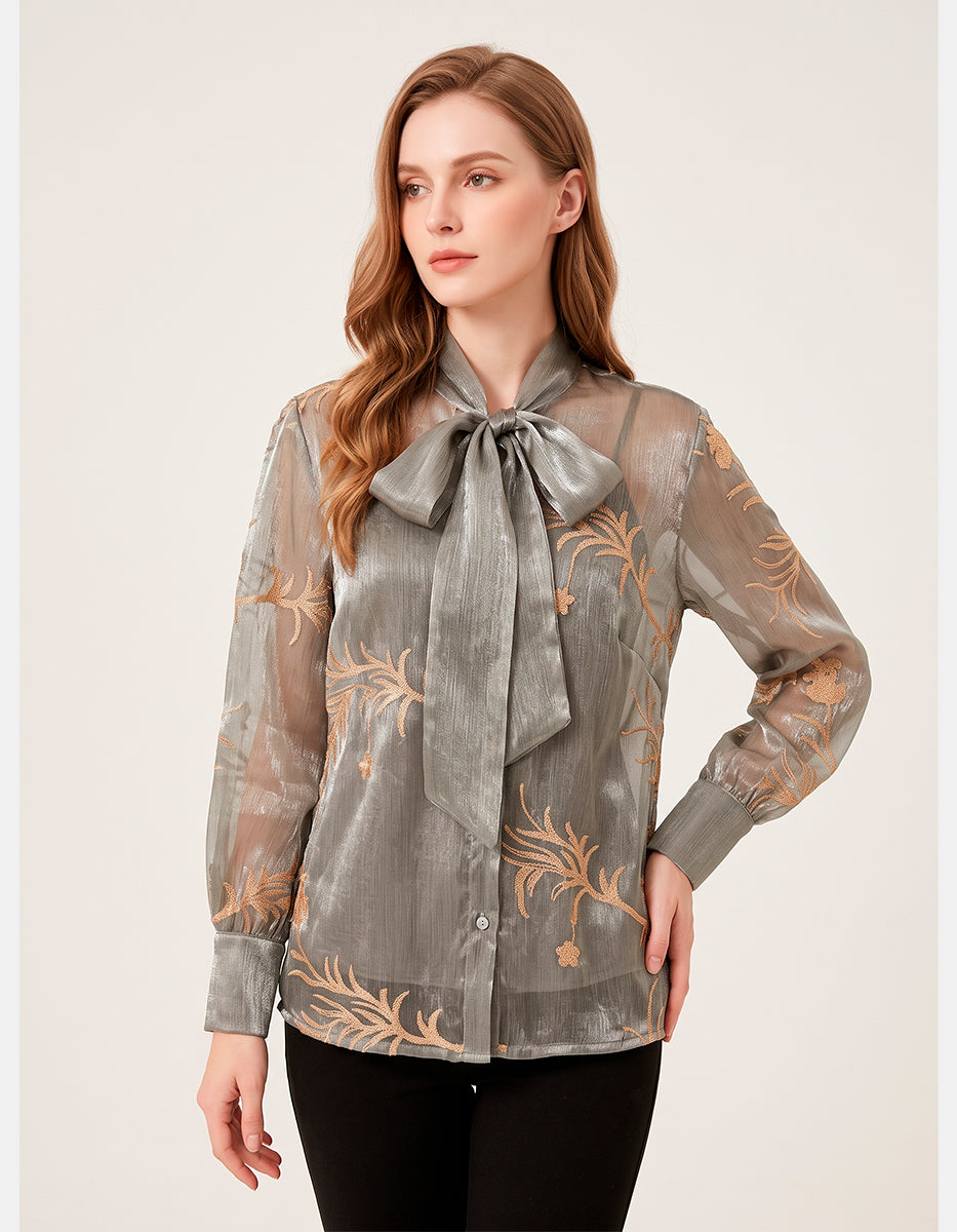 Blusa Translúcida Gris Plateado con Bordados Florales Dorados y Lazo al Cuello