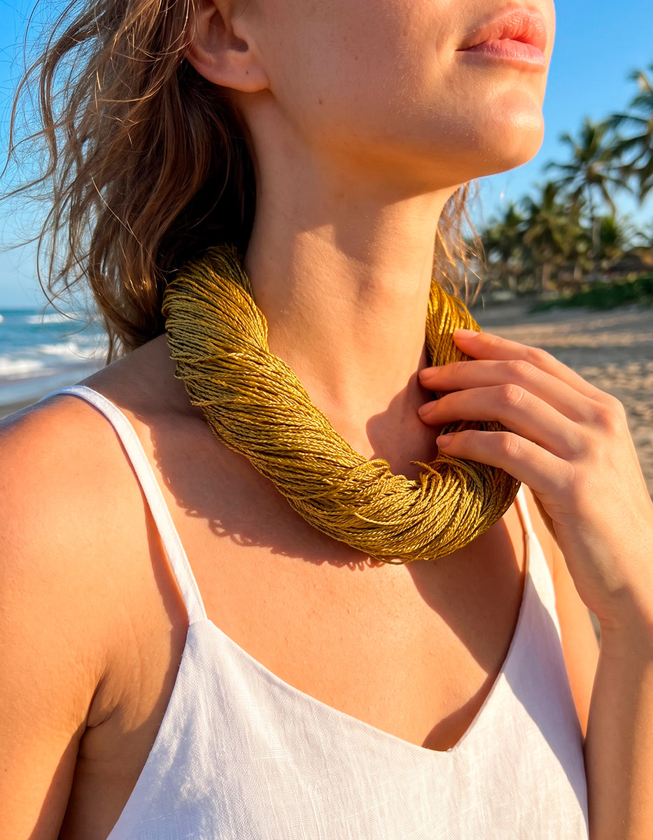 Collar multihilo textil en tono verde oliva satín Ultramar
