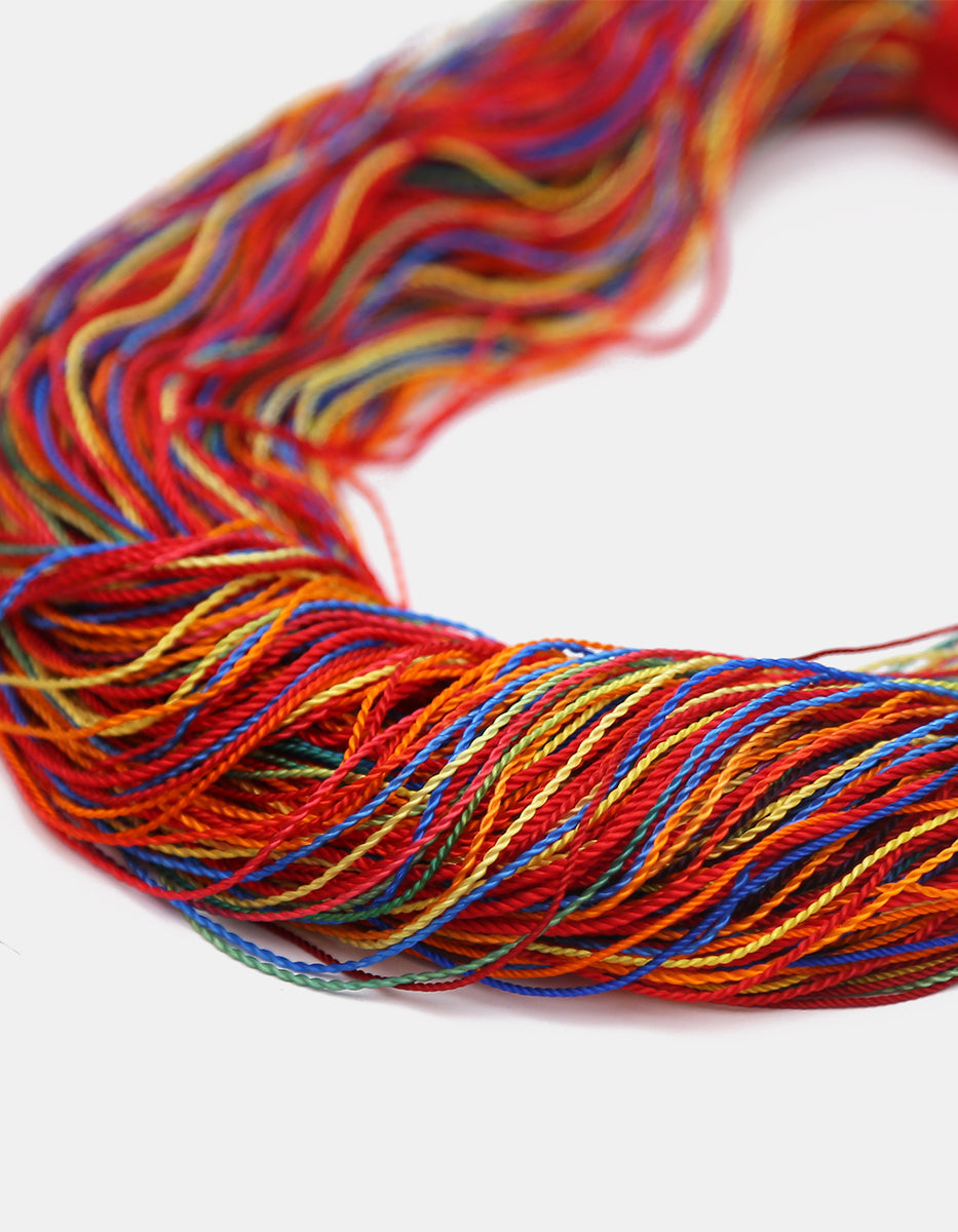 Collar multihilo textil multicolor en tonos rojo, naranja y azul Ultramar
