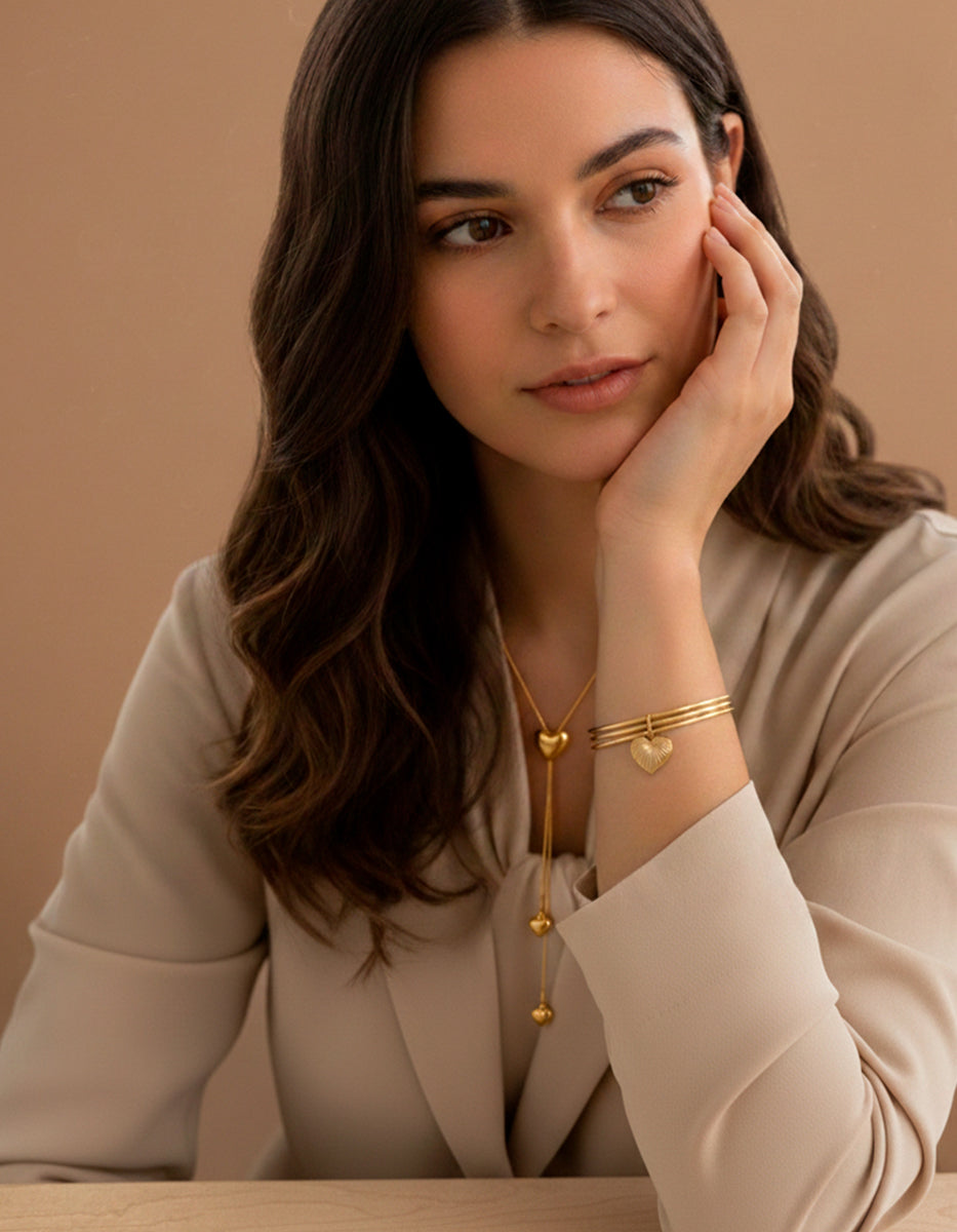 Collar en bronce con baño de oro 22 kt y dije de corazón con doble caída de corazones mini Love Story