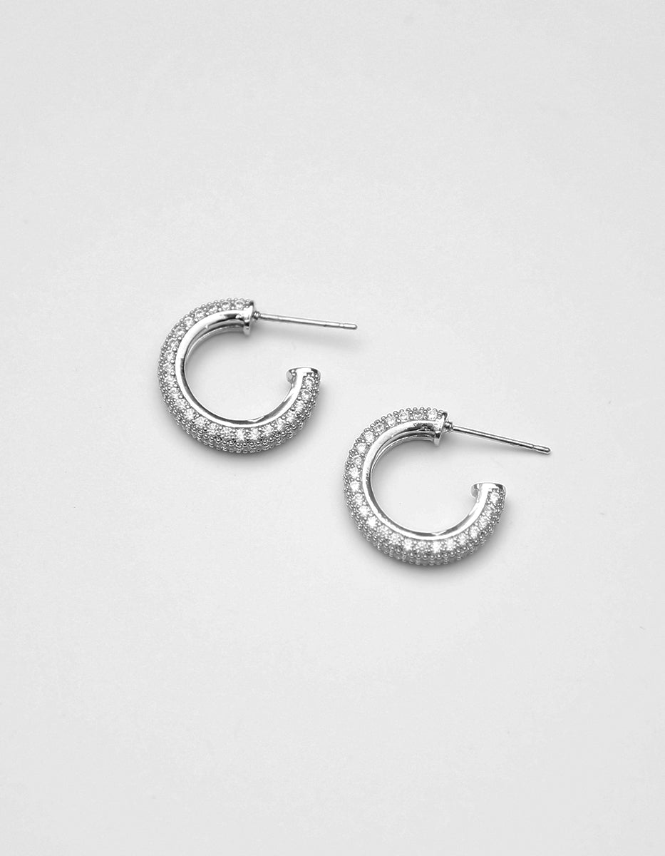 Aretes de metal noble con baño de platino en forma de aro con topacios blancos corte brillante Festive Style