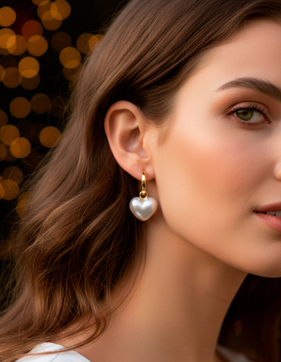 Arracada gold-filled con charm de perla mabe en forma de corazón Love Story