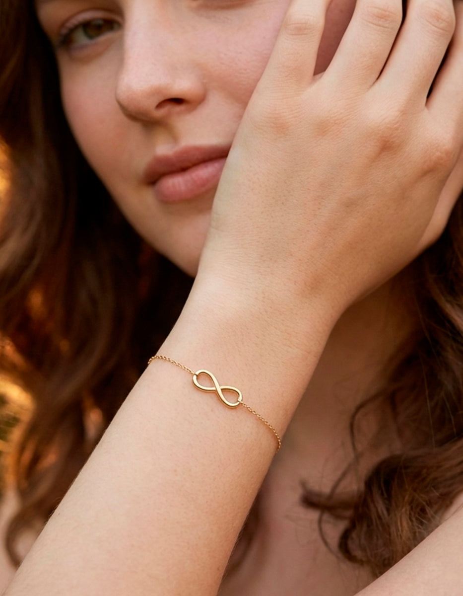 Pulsera de bronce con baño de oro de 22kt con símbolo infinito Love Story