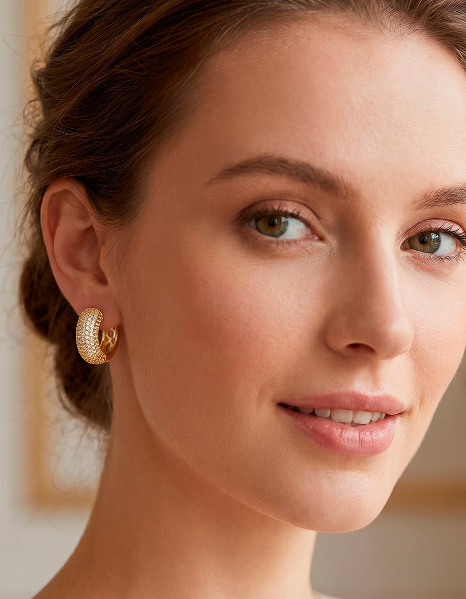 Aretes de bronce con baño de oro 22k e incrustaciones de topacios blancos corte brillante Festive Style