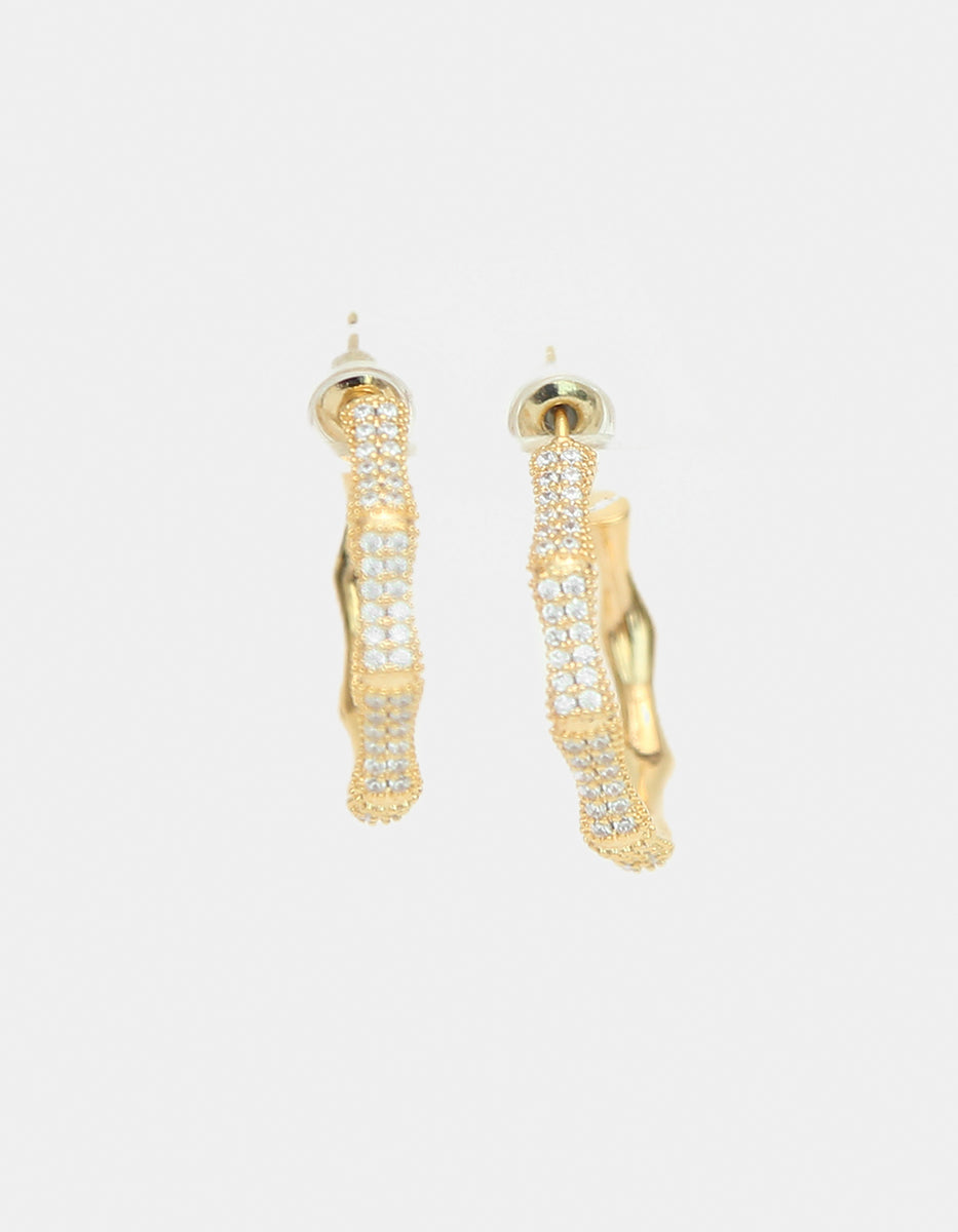 Aretes de bronce con baño de oro 22k en forma de aro orgánico con topacios blancos corte brillante Festive Style