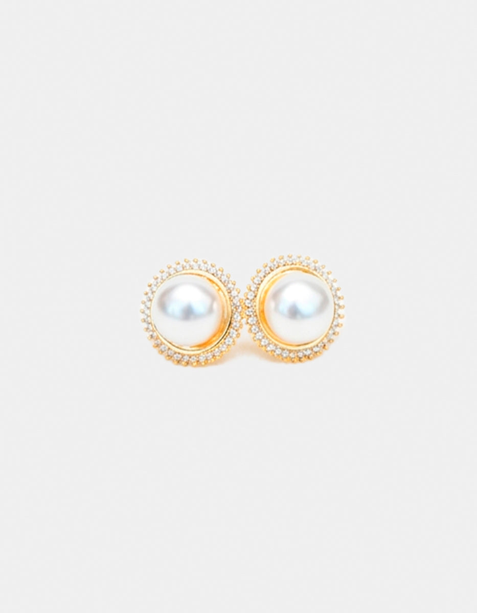 Aretes de bronce con baño de oro 22k con perlas redondas y topacios blancos corte brillante Festive Style