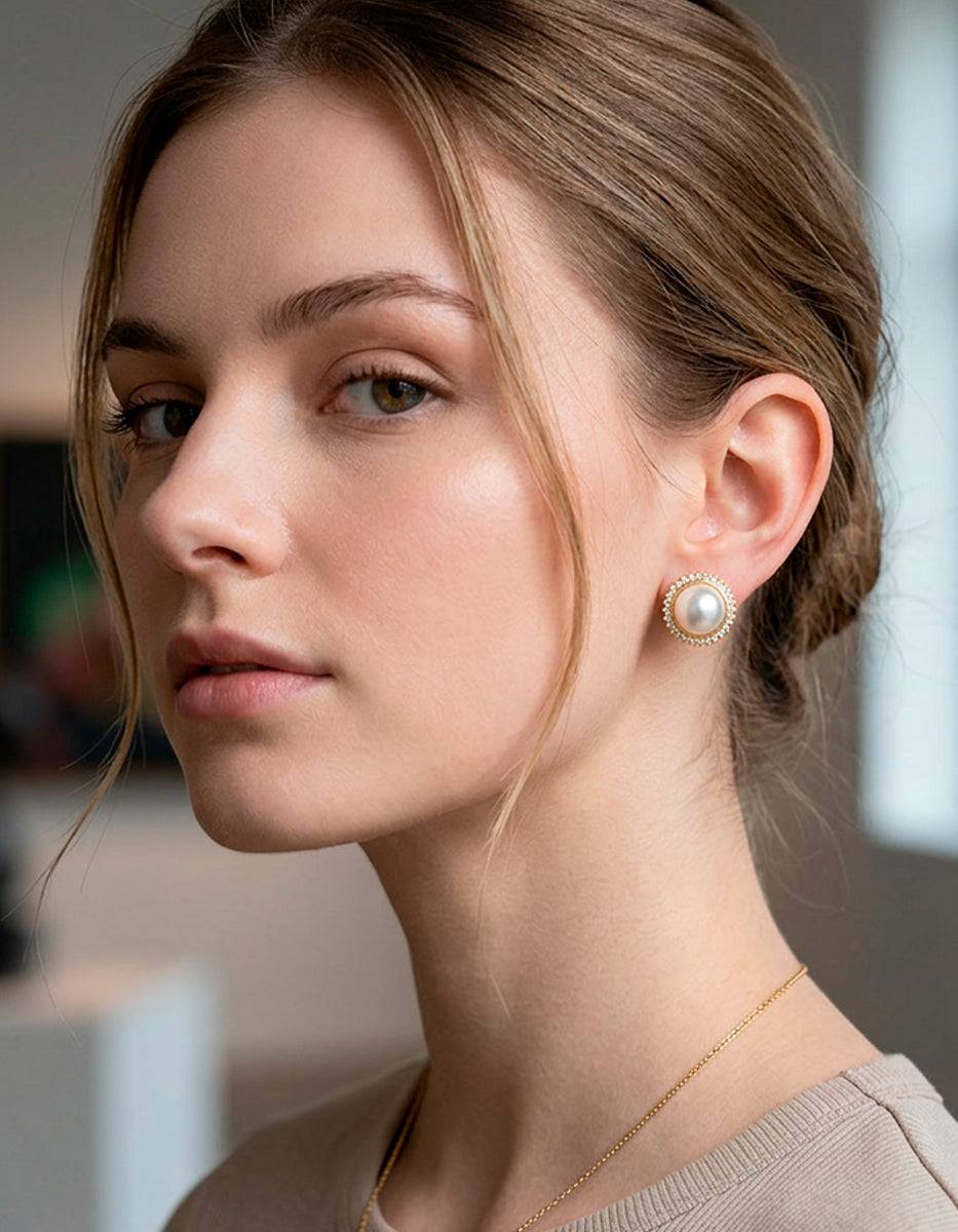 Aretes de bronce con baño de oro 22k con perlas redondas y topacios blancos corte brillante Festive Style