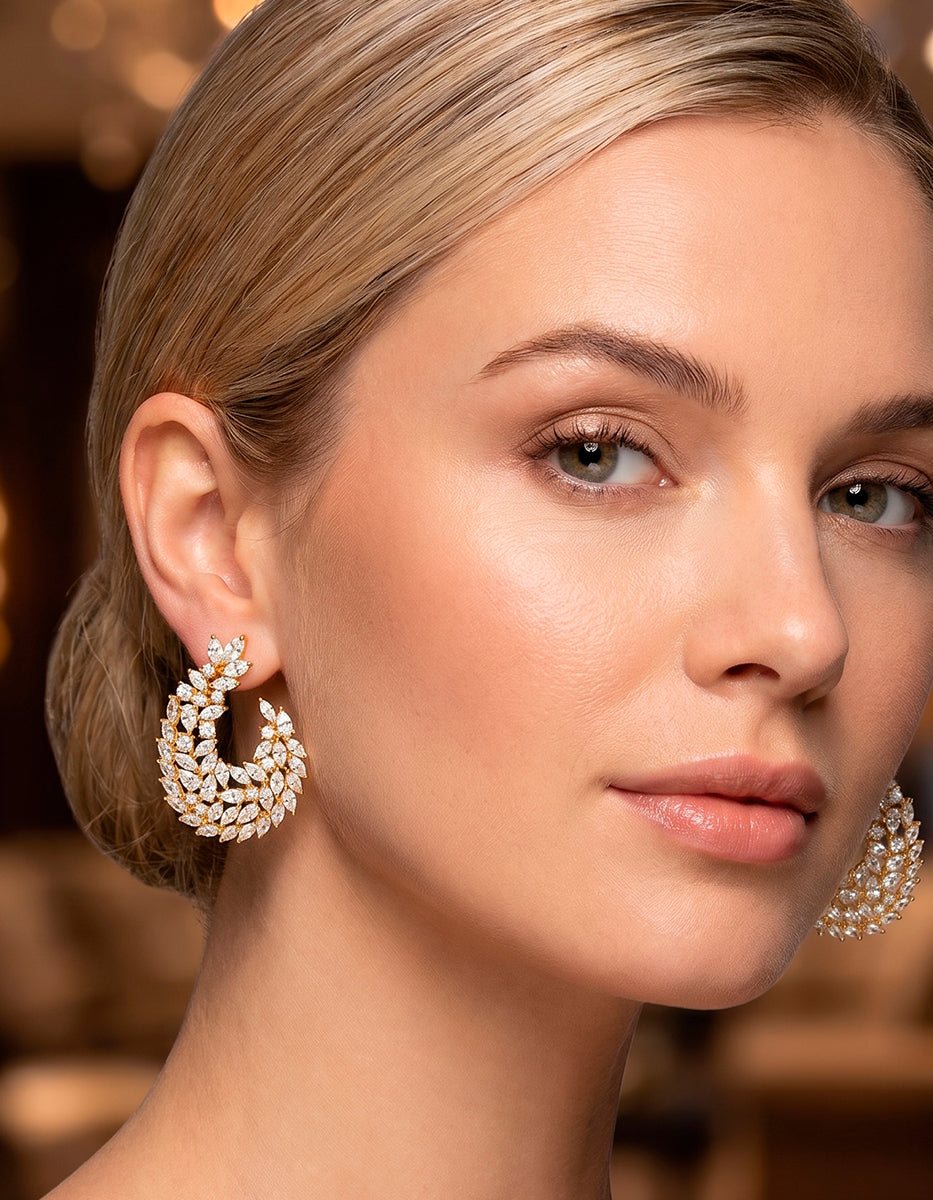 Aretes de bronce con baño de oro 22k e incrustaciones de topacios blancos corte marquise Festive Style