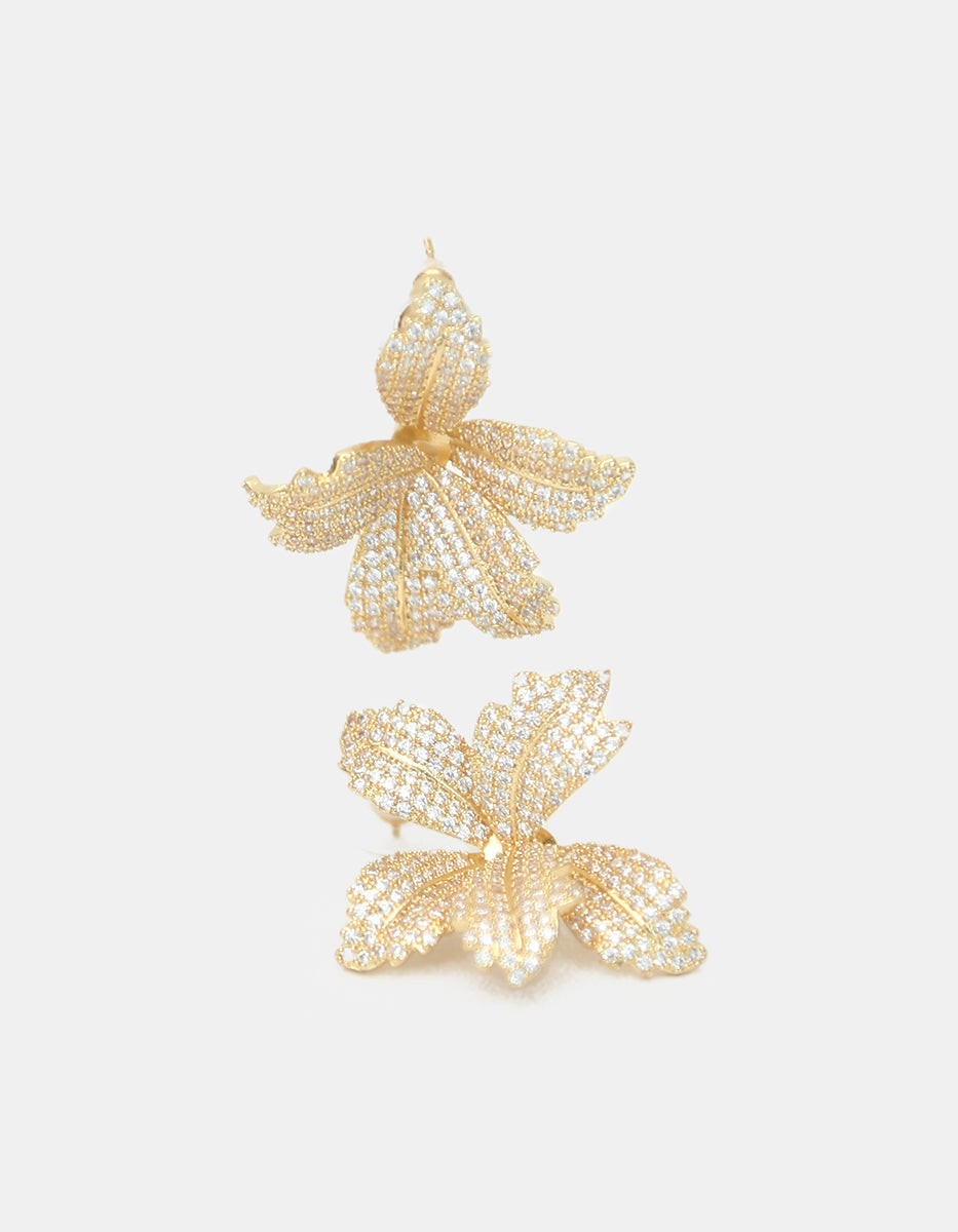 Aretes de bronce con baño de oro 22k en forma de flor con topacios blancos corte brillante Festive Style
