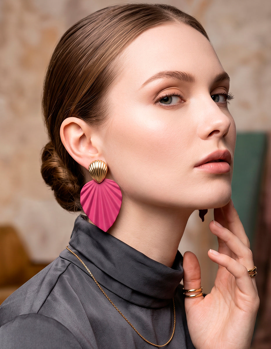 Aretes en Gold-Filled de 22kt de hoja plisada en esmalte magenta con broquel de concha