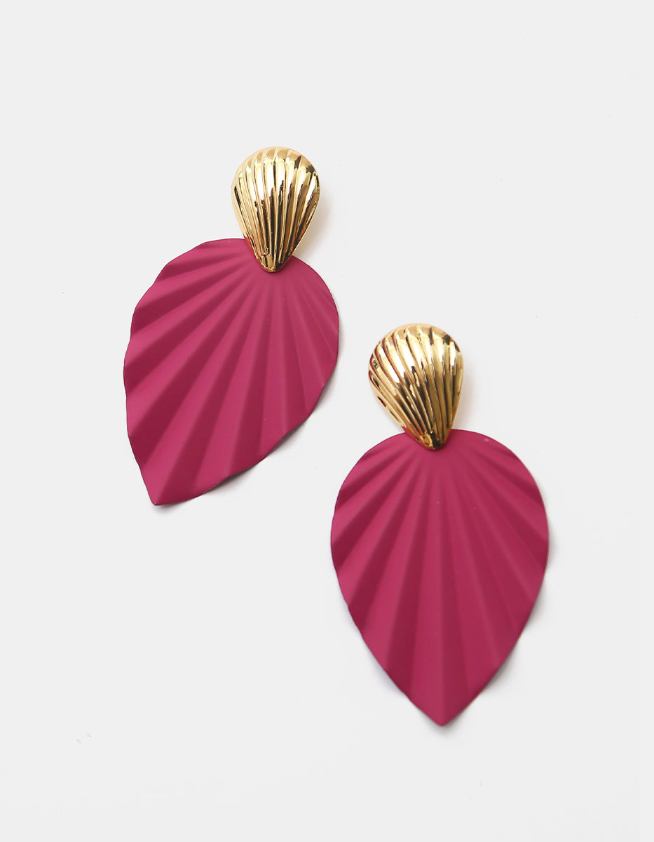 Aretes en Gold-Filled de 22kt de hoja plisada en esmalte magenta con broquel de concha