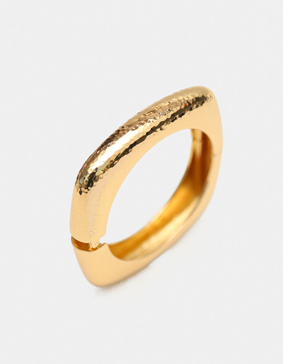 Brazalete de oro laminado 22k de forma cuadrada con acabado martillado Golden Chic