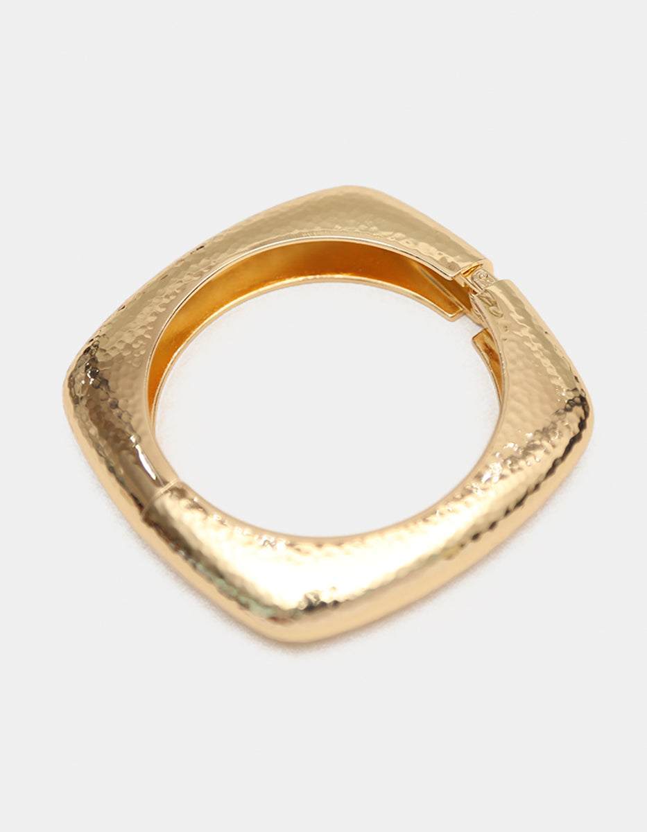 Brazalete de oro laminado 22k de forma cuadrada con acabado martillado Golden Chic