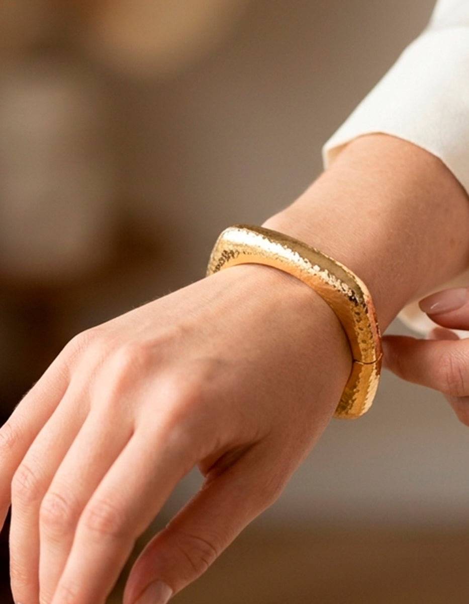 Brazalete de oro laminado 22k de forma cuadrada con acabado martillado Golden Chic