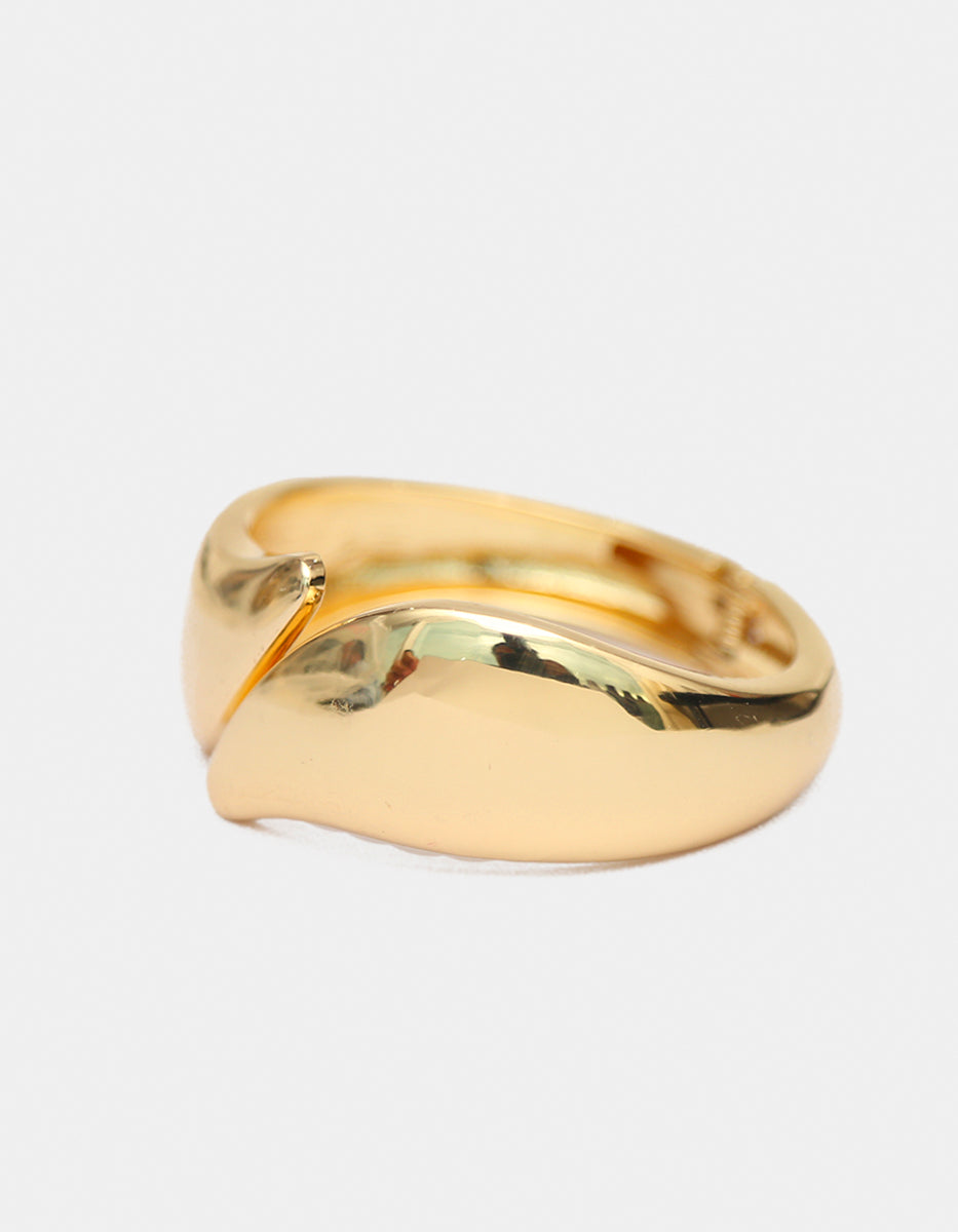 Brazalete de oro laminado 22k liso con diseño cruzado envolvente Golden Chic