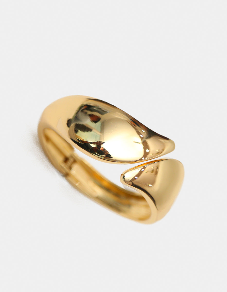 Brazalete de oro laminado 22k liso con diseño cruzado envolvente Golden Chic