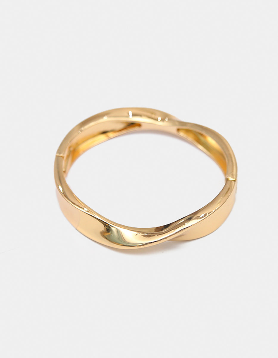 Brazalete de oro laminado 22kt con diseño de banda ondulada y acabado pulido espejo Golden Chic