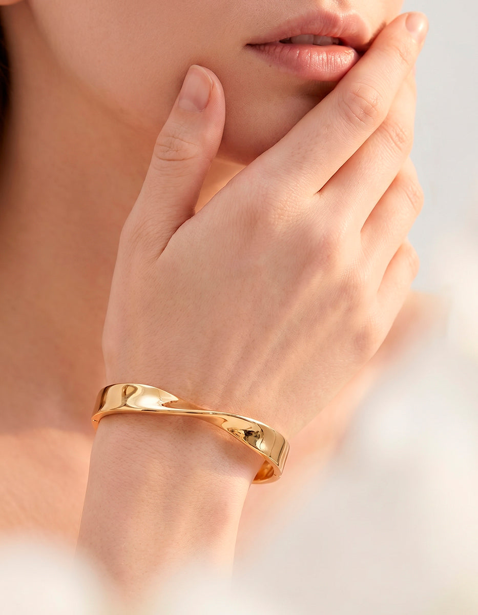 Brazalete de oro laminado 22kt con diseño de banda ondulada y acabado pulido espejo Golden Chic