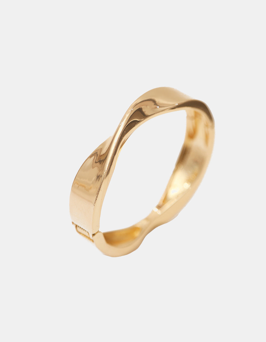 Brazalete de oro laminado 22kt con diseño de banda ondulada y acabado pulido espejo Golden Chic