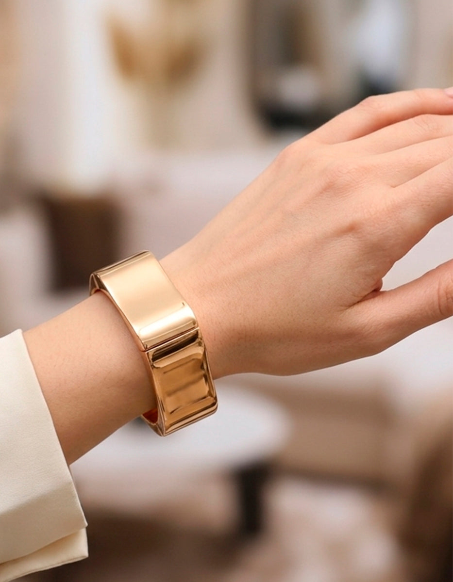 Brazalete de oro laminado 22k con diseño geométrico cuadrado y bordes suavizados Golden Chic