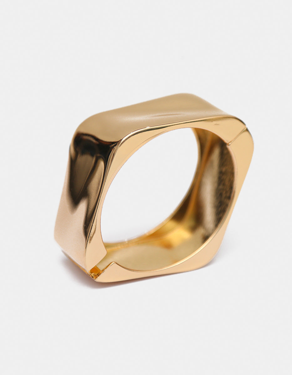 Brazalete de oro laminado 22k con diseño geométrico cuadrado y bordes suavizados Golden Chic