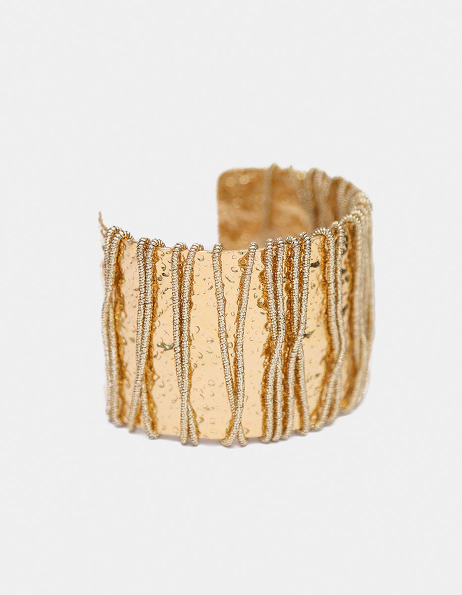 Brazalete de oro laminado 22kt con acabado artesanal y diseño de líneas entrelazadas Golden Chic
