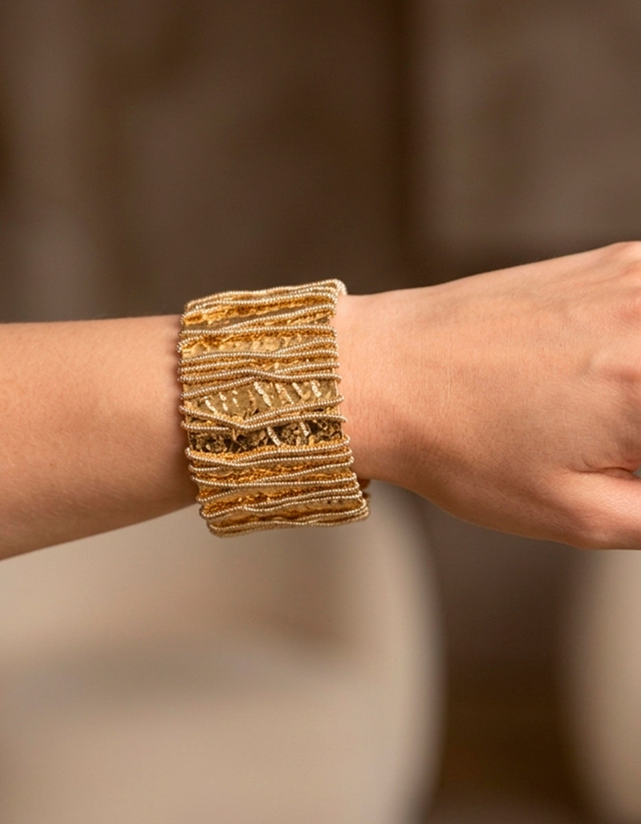 Brazalete de oro laminado 22kt con acabado artesanal y diseño de líneas entrelazadas Golden Chic