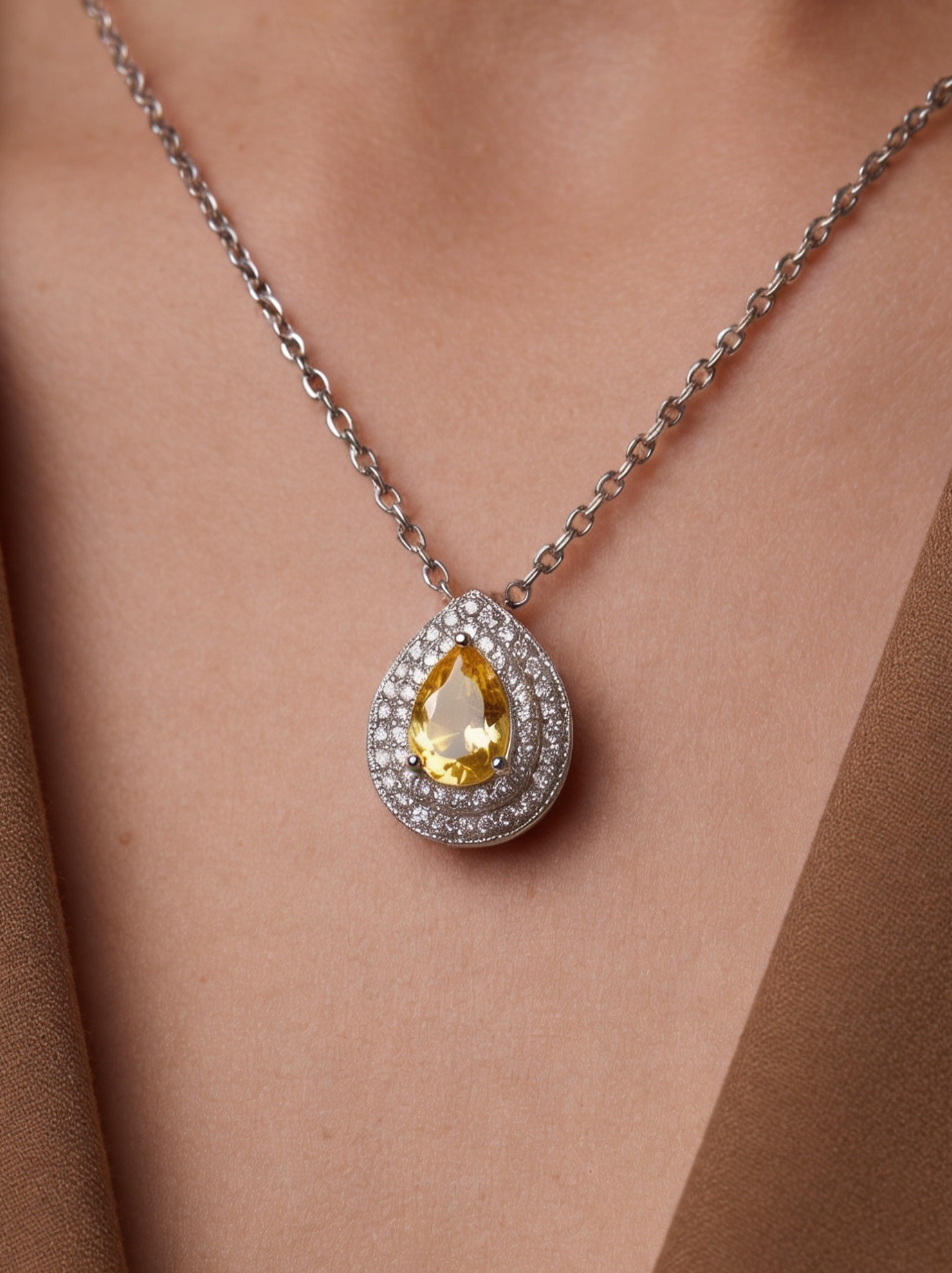Collar de Plata .925 con dije de citrino amarillo en corte pera y topacios blancos Seducción
