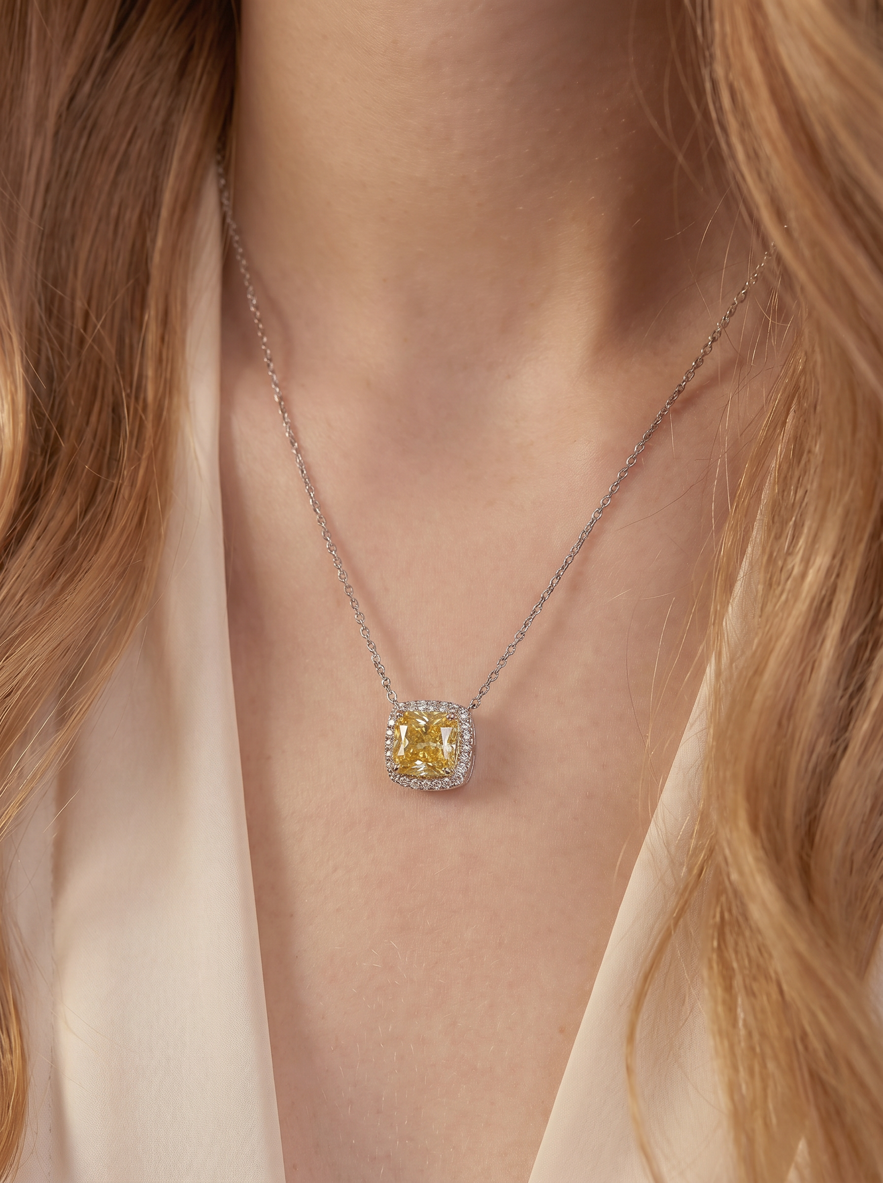 Collar de Plata .925 con dije de citrino amarillo en corte cojín y topacios blancos Seducción
