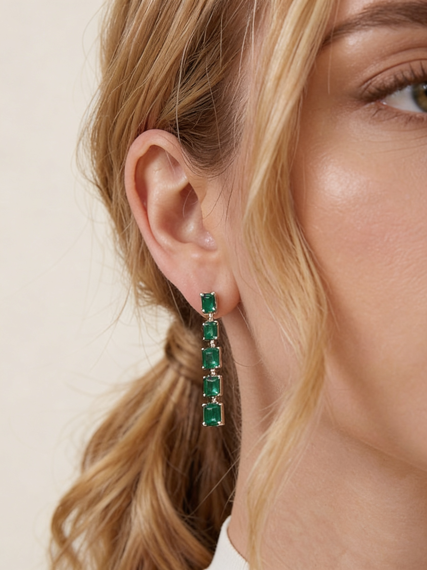 Aretes de Plata .925 bañada en Rodio Blanco con esmeraldas de Bombay en corte radiante Eterna Silver