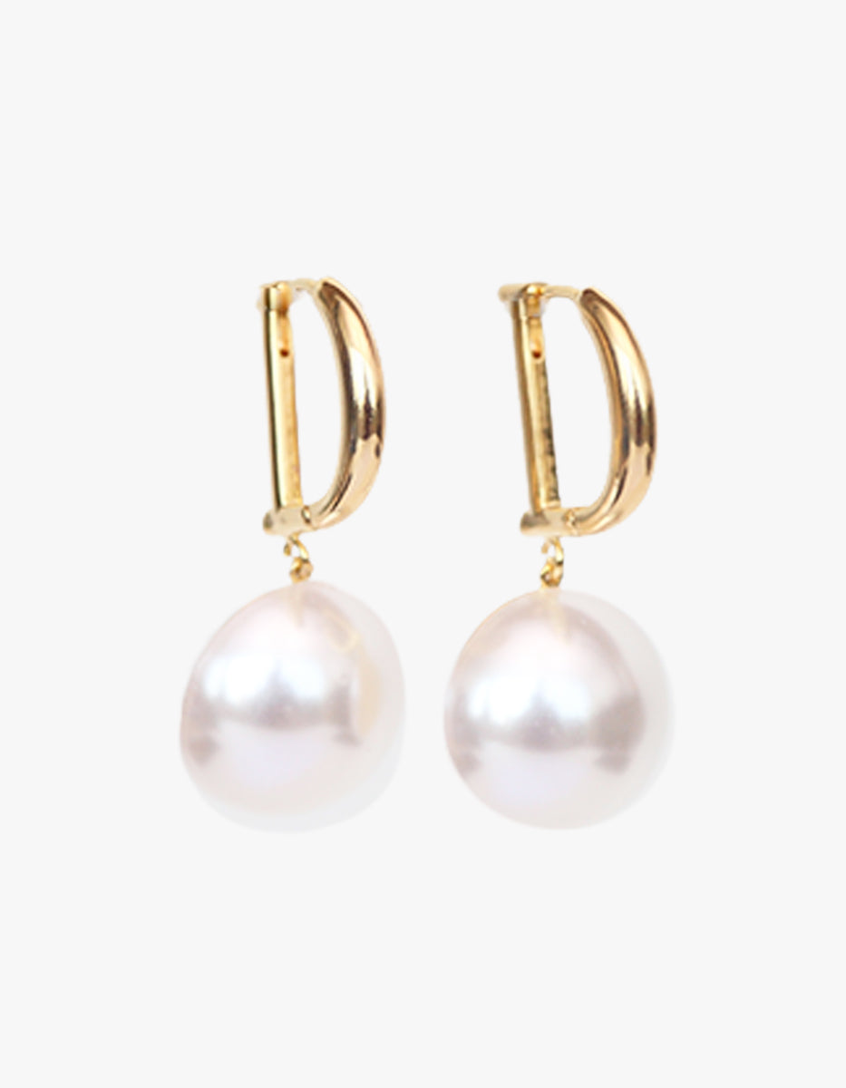 Aretes en forma de Arco Dorado de metal noble con gold-filled y perla Mabe Golden Chic