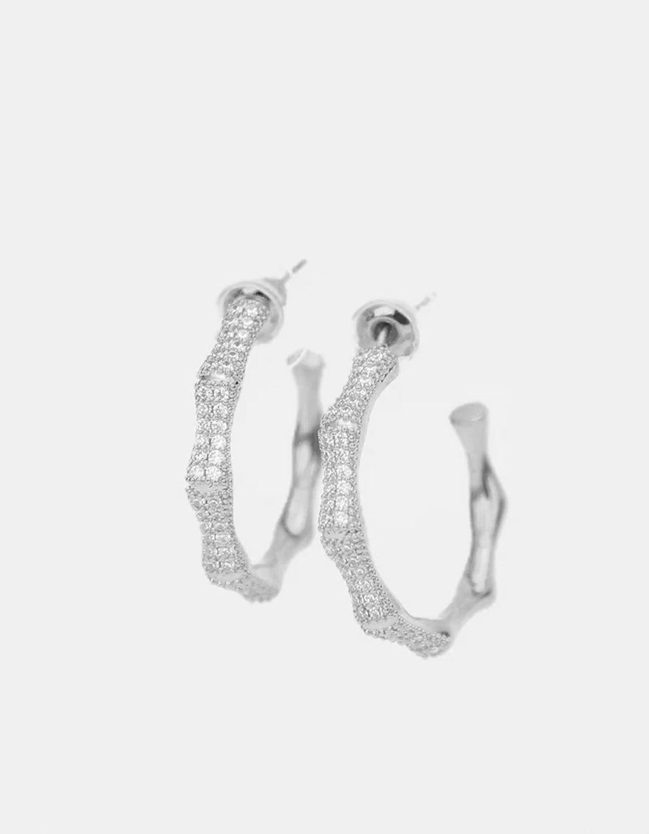 Aretes de metal noble con baño de platino en forma de aro orgánico con topacios blancos corte brillante Festive Style