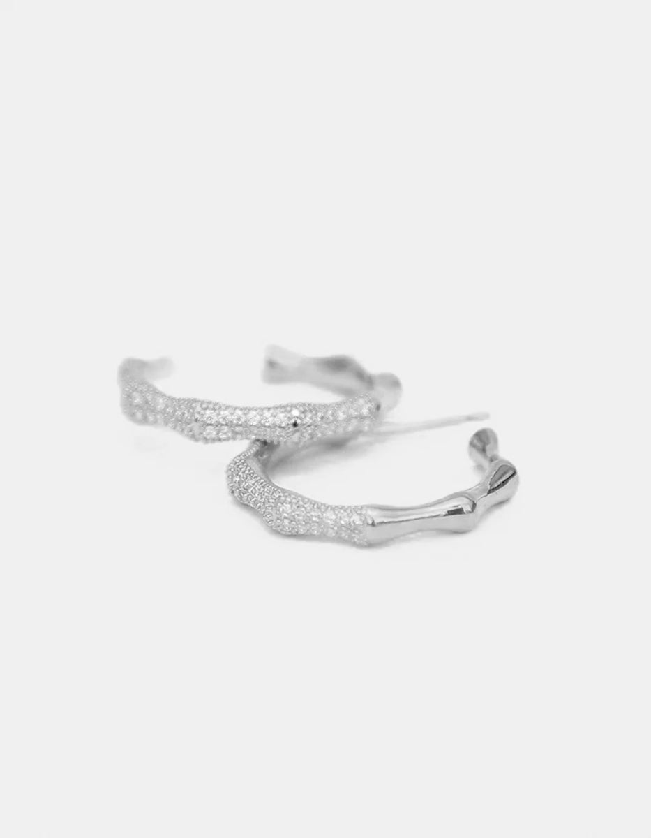 Aretes de metal noble con baño de platino en forma de aro orgánico con topacios blancos corte brillante Festive Style