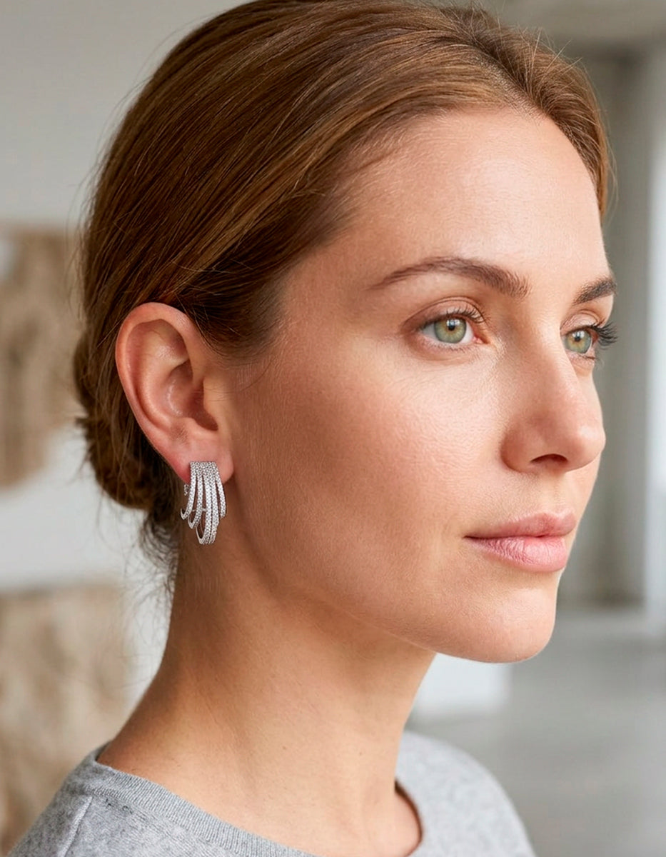Aretes de metal noble con baño de platino en forma de aro triple con topacios blancos corte brillante Festive Style