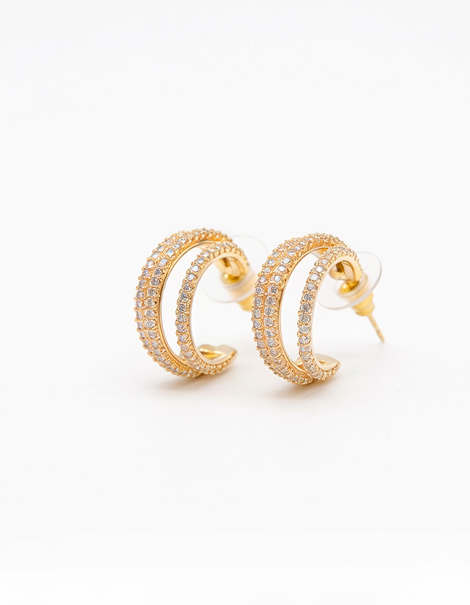 Arracadas de metal noble con baño oro 22 kt con triple línea y topacios blancos
