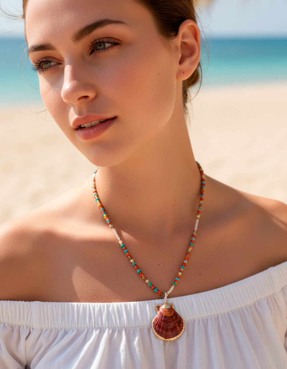 Collar con dije de concha marina natural en oro laminado y piedras naturales multicolor Ultramar